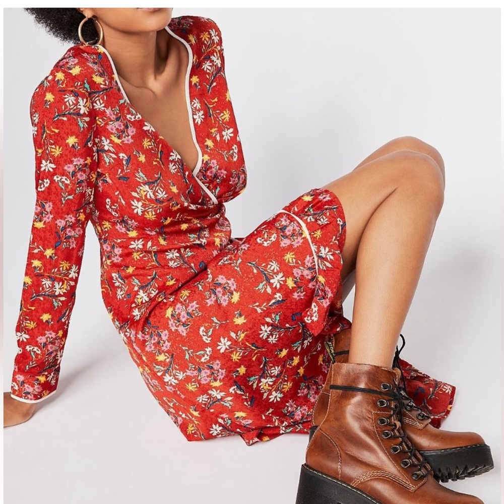 Free People Covent Garden red Floral Midi Wrap Dress
Print Ruffle Hem Sz 8